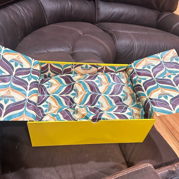 Adidas X Gucci 100% Authentic Empty  Gift Box w/ Handle & Tissue 14" x 11" x 5" - Picture 2 of 5